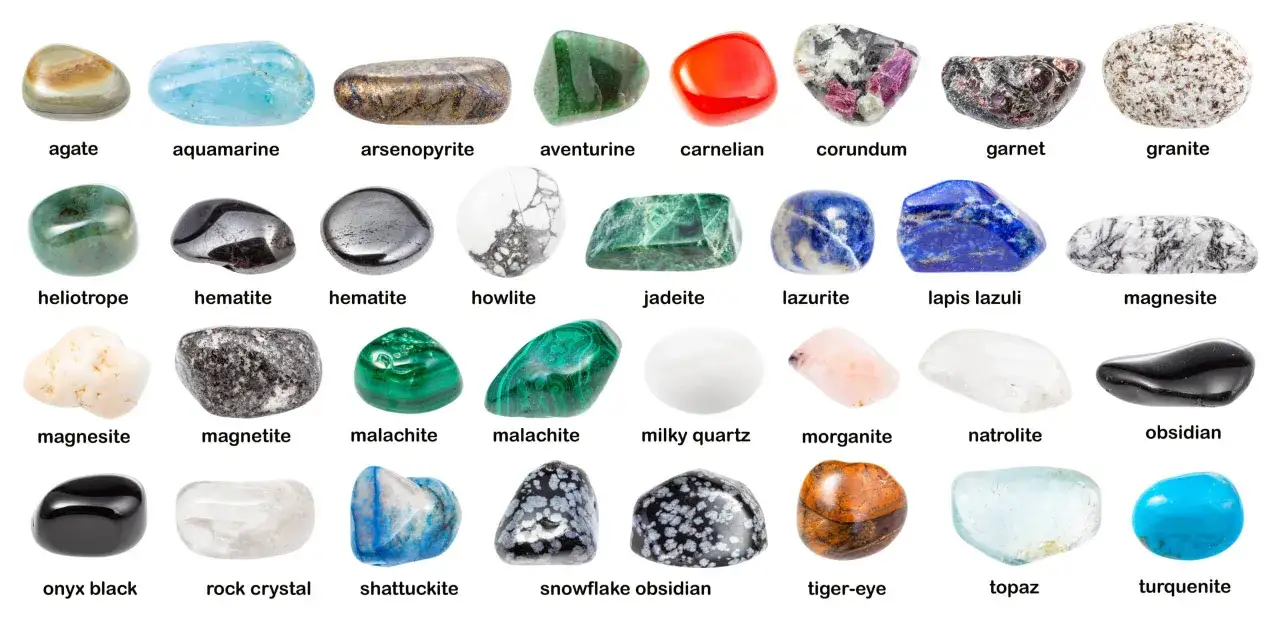 Vielfalt an geschliffenen Steinen, jeder mit seiner eigenen Bedeutung und Schönheit. Von Agat bis Turkenit – eine Sammlung faszinierender Mineralien.