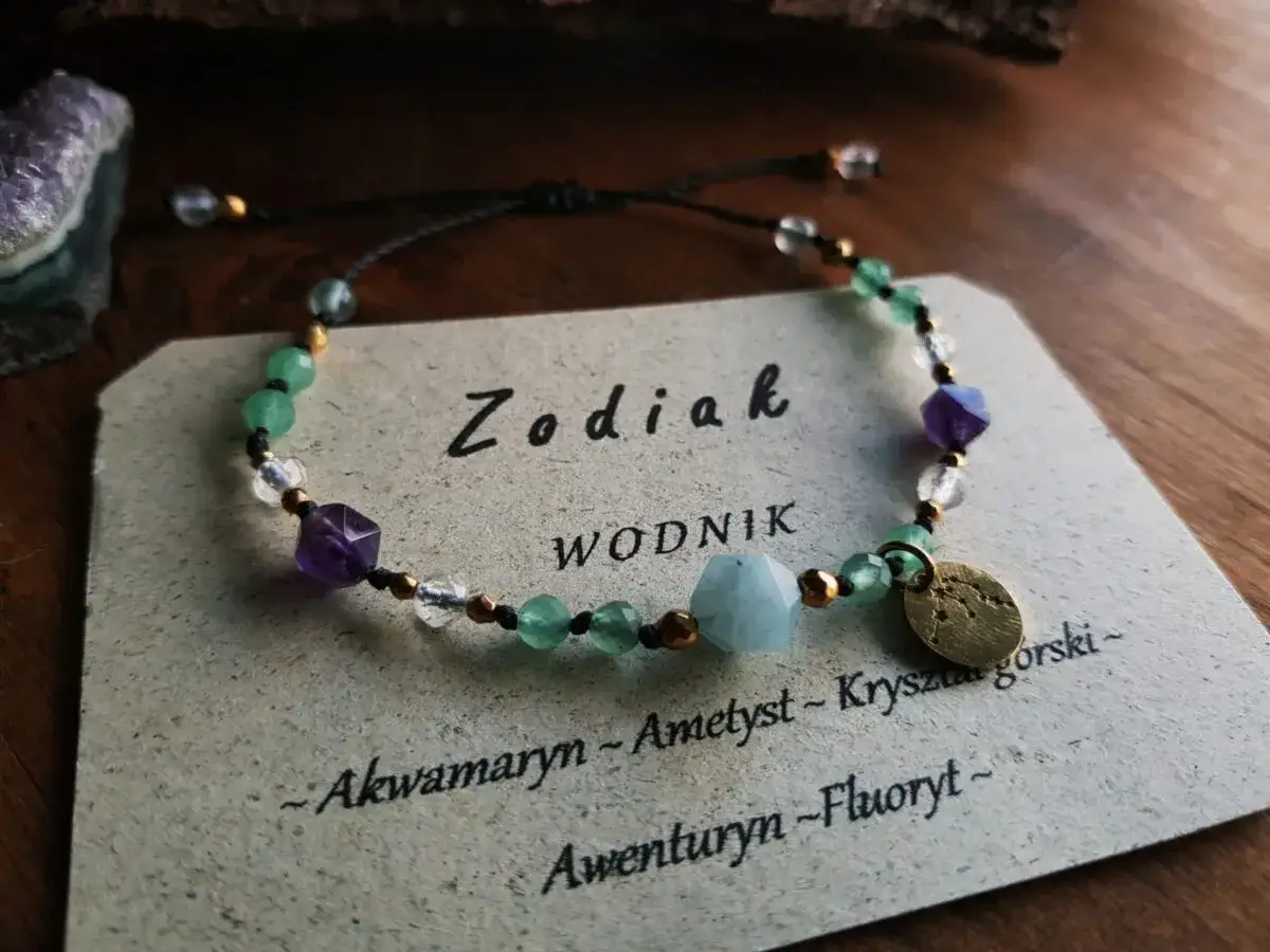 Bransoletka z kamieni dla Wodnika: akwamaryn, ametyst, fluoryt. Symbol Wodnika i kamienie wspierające ten znak zodiaku.