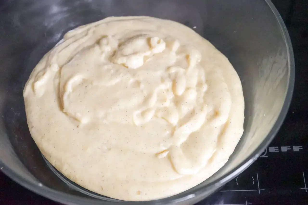 Crème vanillée onctueuse, parsemée de points noirs de vanille, prête à être transformée en une délicieuse crème mousseline légère.