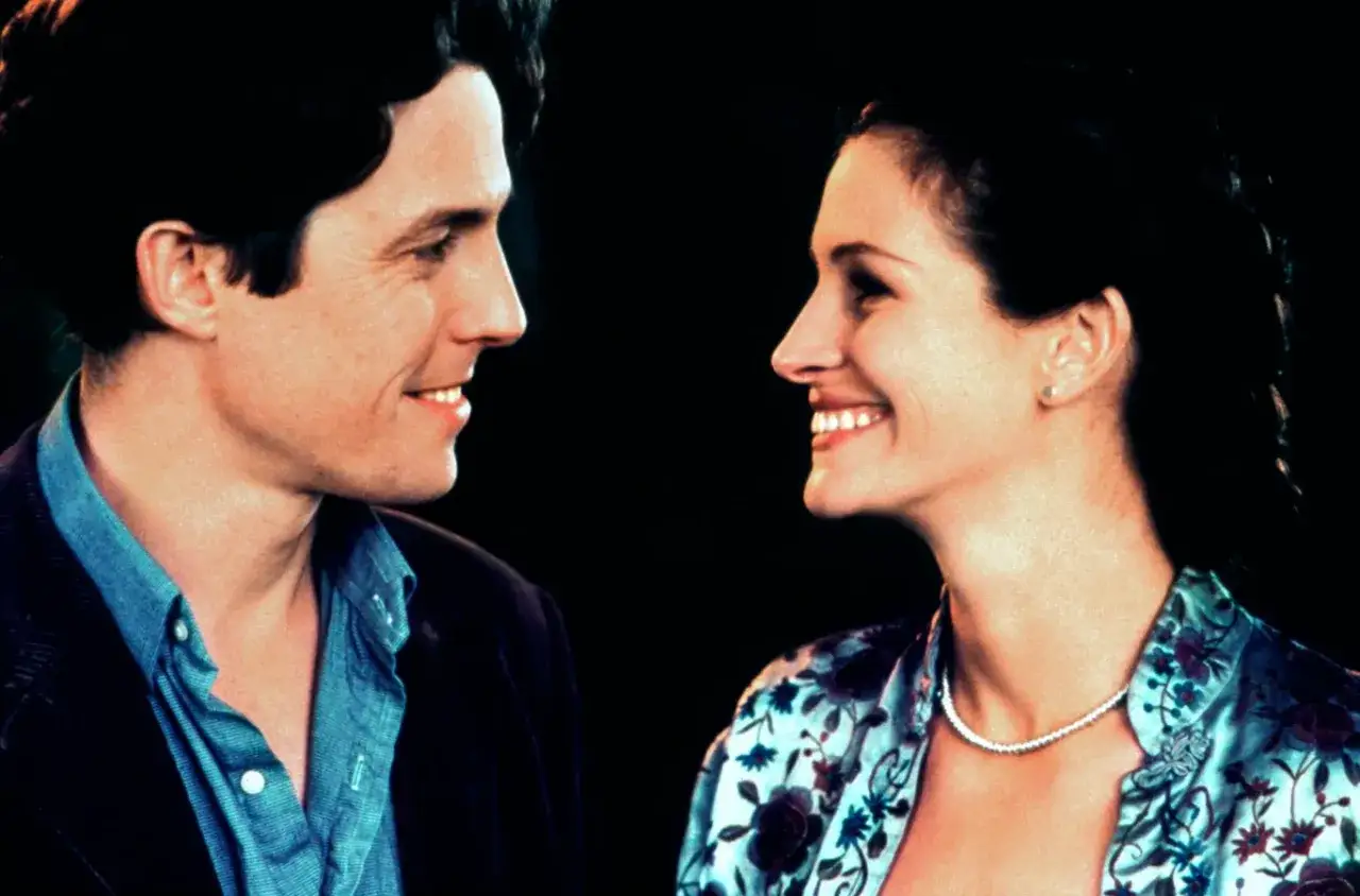 Hugh Grant i Julia Roberts, czyli niezapomniana notting hill obsada, patrzą na siebie z uśmiechem.