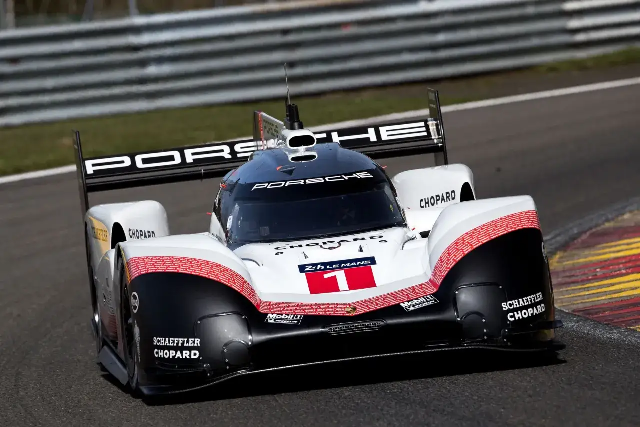 El Porsche 919, número 1, corre en la pista, con patrocinadores como Chopard y Schaeffler.