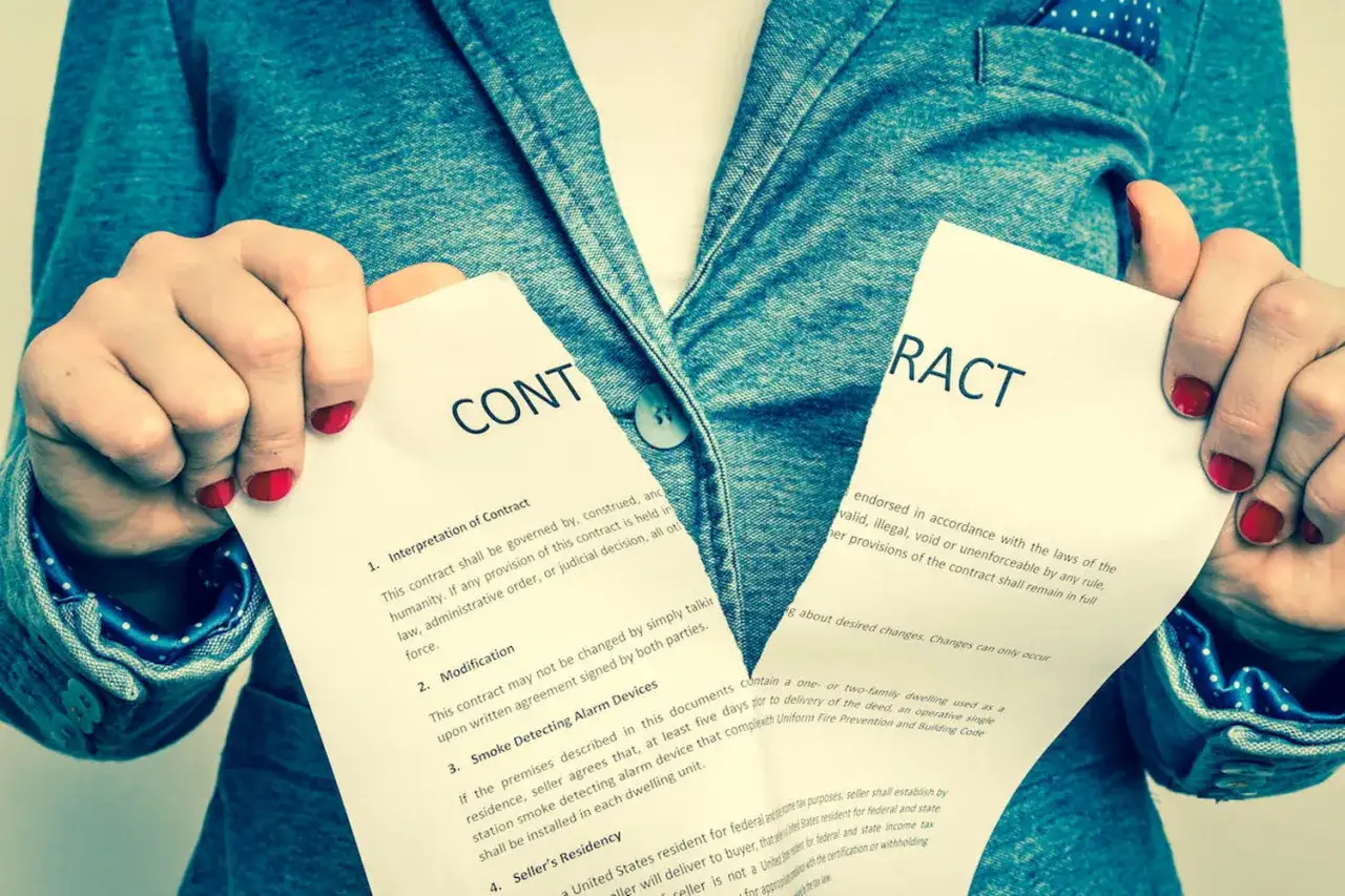 Main tenant déchire un contrat. Elle regrette d'avoir signé ce compromis de vente.