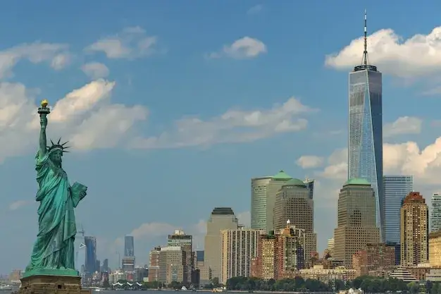 Statua Wolności i panorama Manhattanu