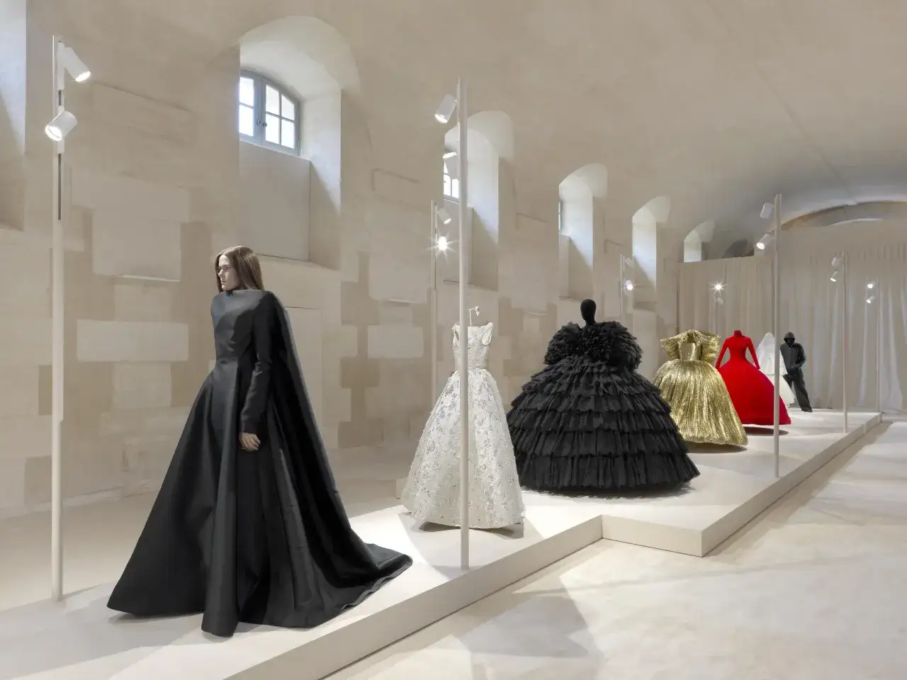 A mostra di alta moda che definisce chi è Balenciaga: abiti iconici in nero, bianco, oro e rosso, un'esplosione di creatività.