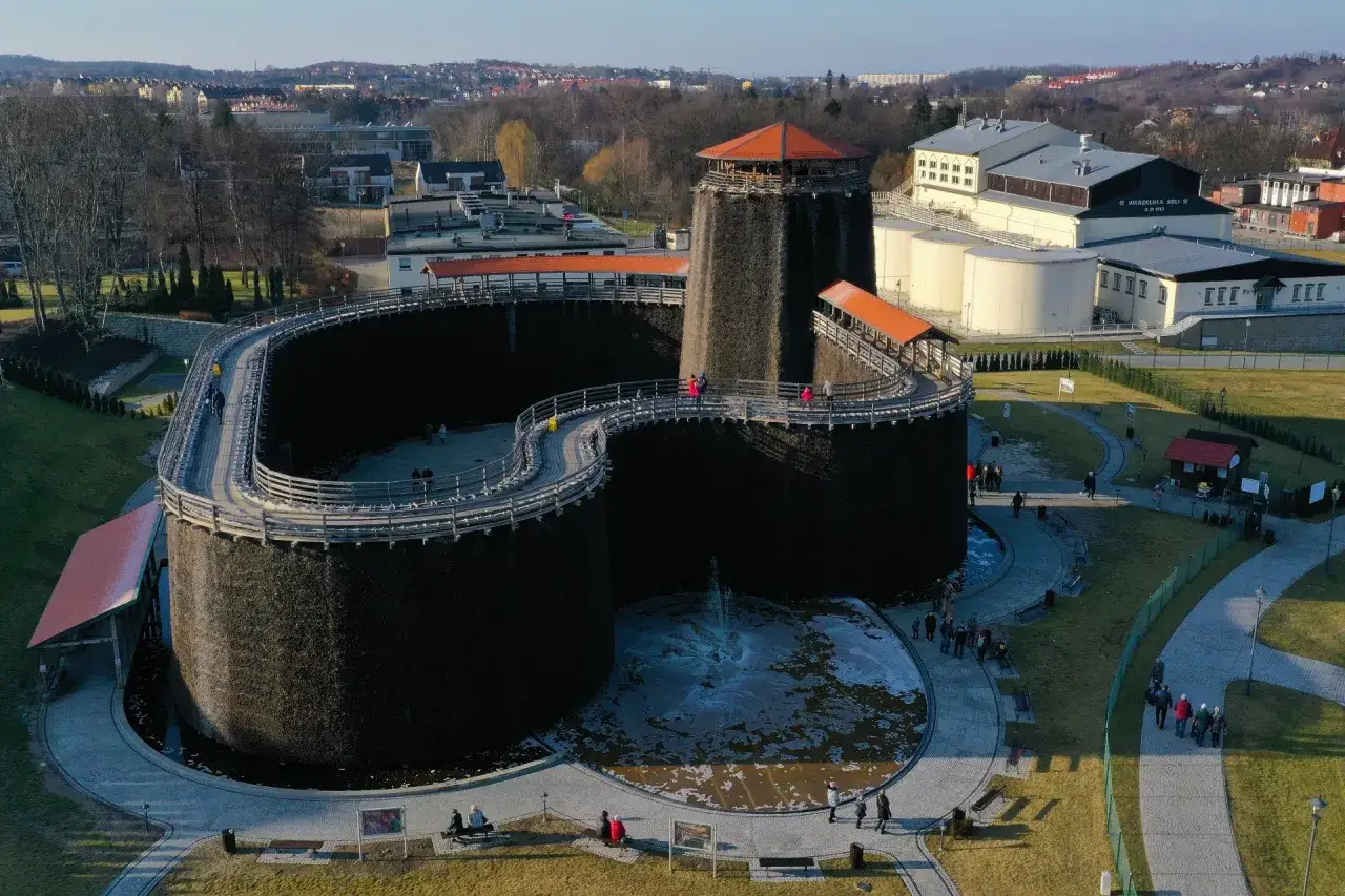 Tężnie solankowe w Wieliczce to atrakcja, co można zwiedzić. Spacer po drewnianych kładkach nad solanką.