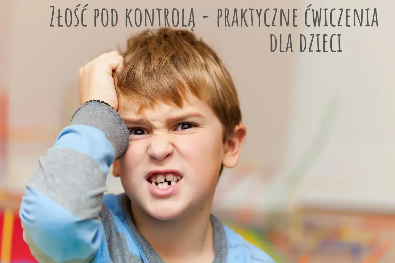 Chłopiec z zaciśniętymi zębami i zmarszczonymi brwiami, pokazujący złość. To przykładowe ćwiczenia z treningu zastępowania agresji dla dzieci.