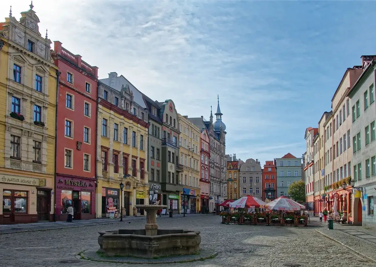 Rynek w Świdnicy, gdzie kamienice opowiadają legendę o świdnicy. Fontanna i ogr&oacute;dki kawiarniane tworzą urokliwy klimat.