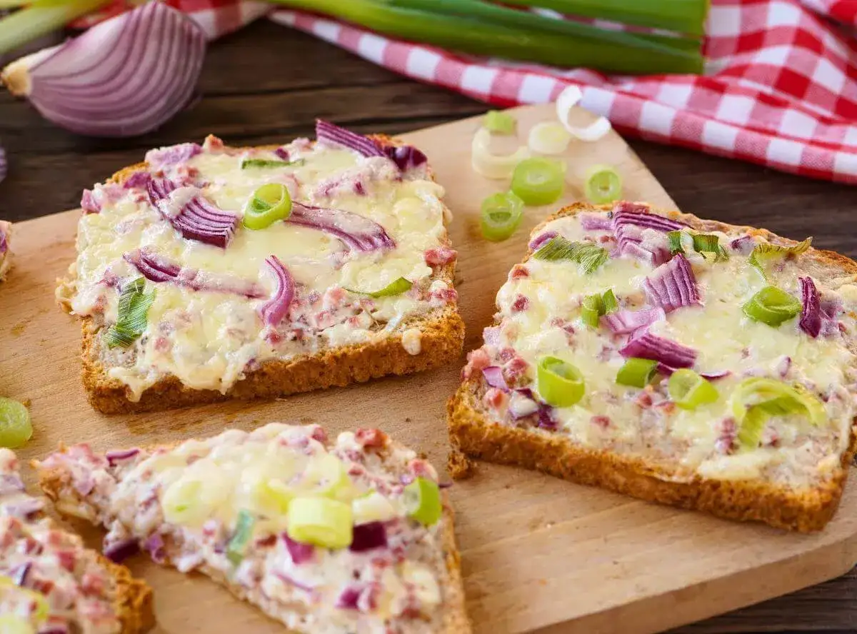 Herzhafte Brote mit Käse, roten Zwiebeln und Frühlingszwiebeln. Perfekt, wenn man sich fragt: was koche ich heute?