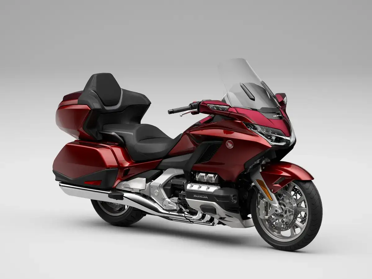 Czerwony Honda Goldwing 1800. Wady? Może waga i cena, ale komfort podróży wynagradza wszystko.
