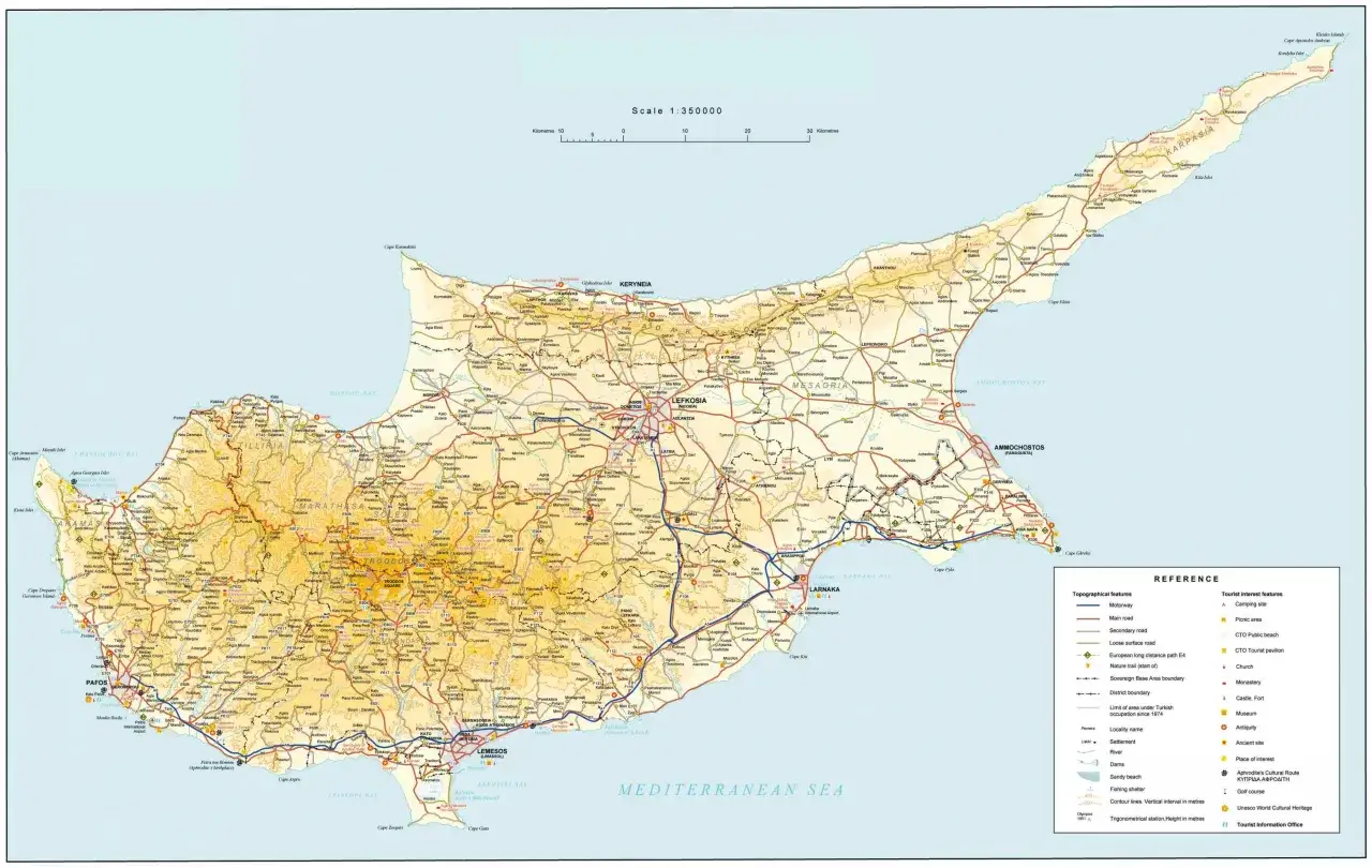 Mapa Cypru z zaznaczonymi drogami, miastami i atrakcjami turystycznymi. Czy Cypr jest bezpiecznie? Mapa pokazuje wiele miejsc wartych odwiedzenia.