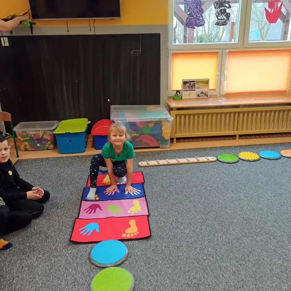 Zdjęcie Sensoryczny tor przeszkód w domu: jak stworzyć idealną zabawę dla dzieci