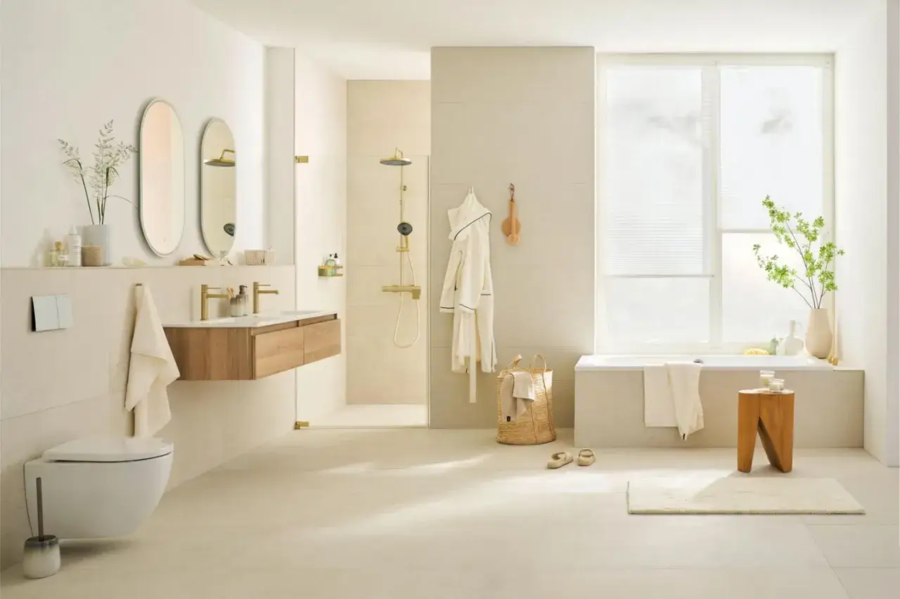 Modernes Badezimmer in hellen Beige- und Cremetönen, ein Trend bei Badezimmer Farben. Goldene Armaturen und Duschkopf setzen Akzente.
