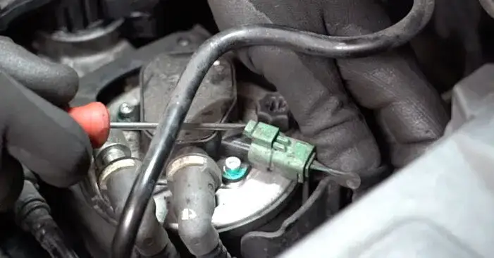 Zdjęcie Gdzie jest filtr paliwa w Ford Focus Mk2 1.6 benzyna? Oto lokalizacja