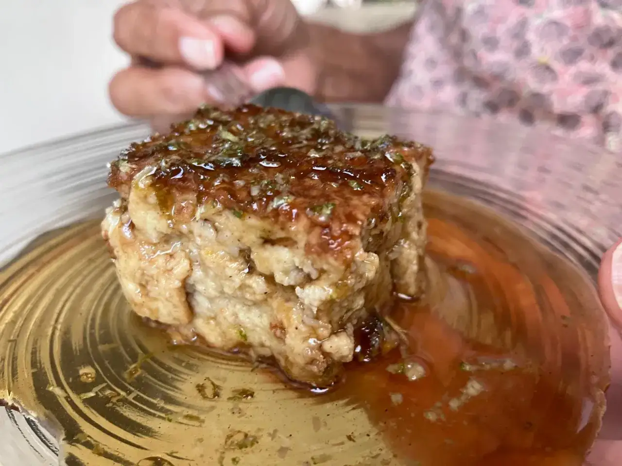 Un d&eacute;licieux flan antillais, napp&eacute; d'un caramel ambr&eacute; et parsem&eacute; d'herbes fra&icirc;ches, pr&ecirc;t &agrave; &ecirc;tre d&eacute;gust&eacute;.