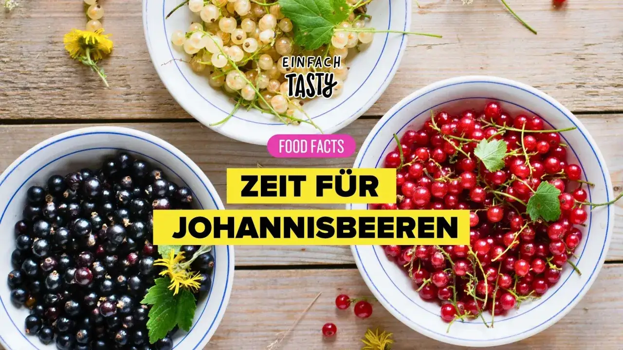 Schwarze, rote und wei&szlig;e Johannisbeeren in Schalen auf Holz. Johannisbeeren sind gesund und lecker!