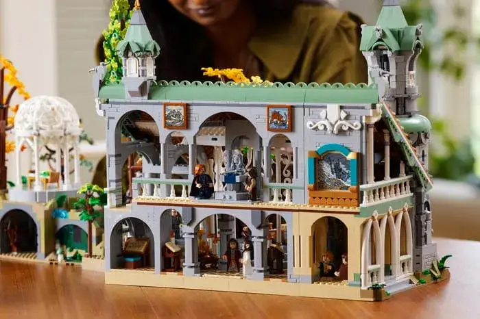 Największy zestaw LEGO Rivendell z Władcy Pierścieni, z detalami architektonicznymi i postaciami.