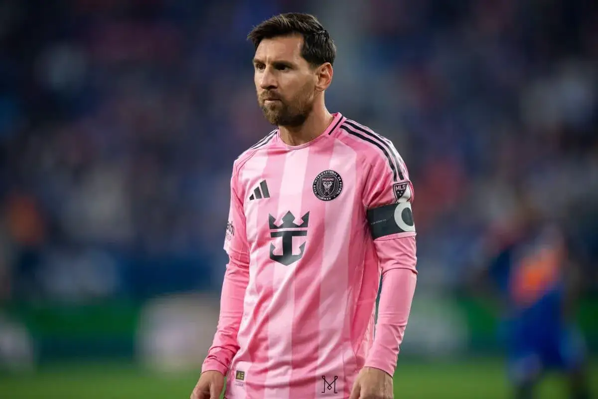 Piłkarz Interu Miami w różowej koszulce, z opaską na ramieniu. Wiele osób zastanawia się, ile Messi ma lat, ale jego forma na boisku mówi sama za siebie.