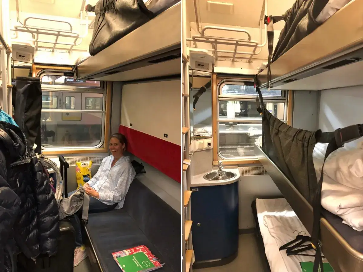 En kvinna sitter i en kupé på ett nattåg. Bredvid henne finns bagage och en liten tvättställ.