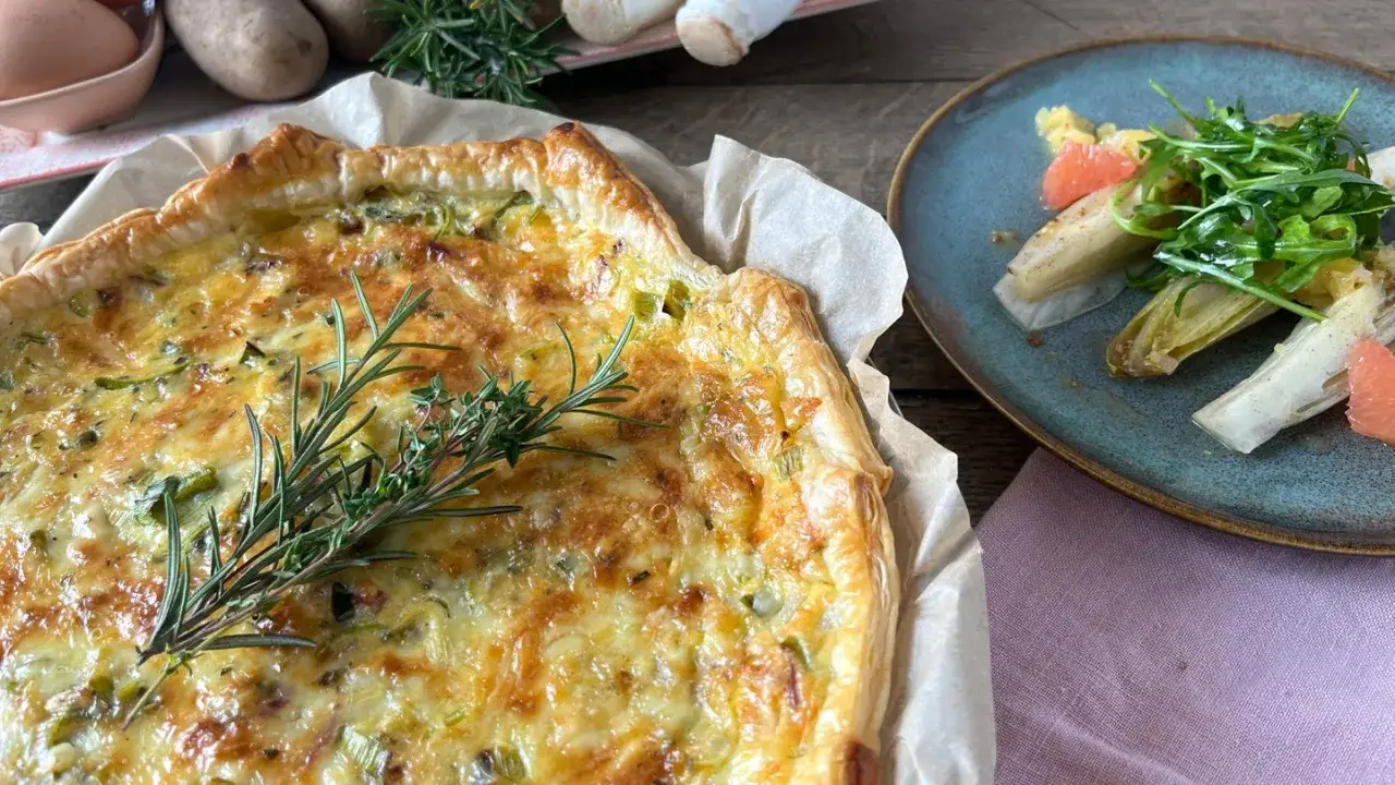 Herzhafte Kartoffeltorte mit Rosmarin und Beilagensalat aus Chicorée und Grapefruit.