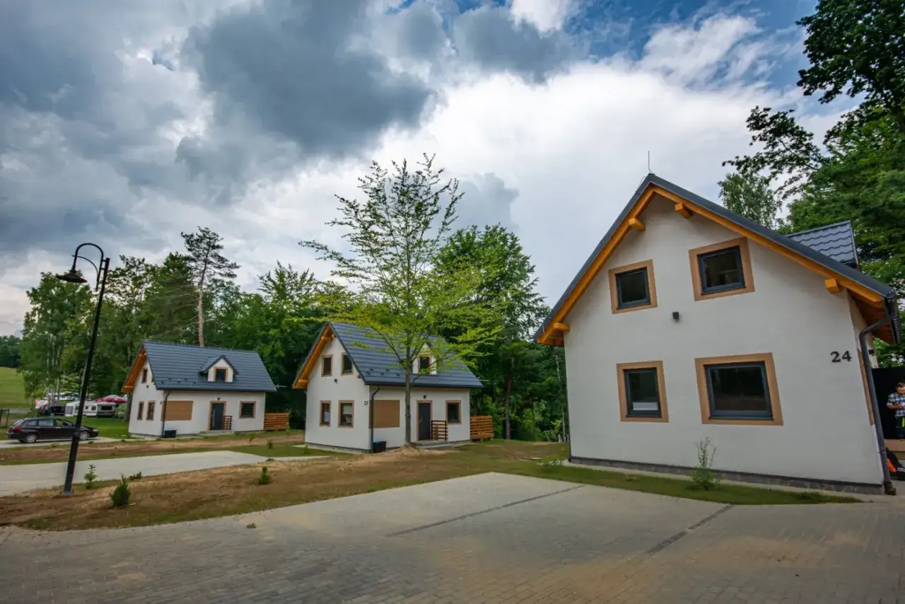 Nowe domki letniskowe, idealne na przystań dla turystów szukających spokoju. Wyspa energetyk w tle dodaje uroku.