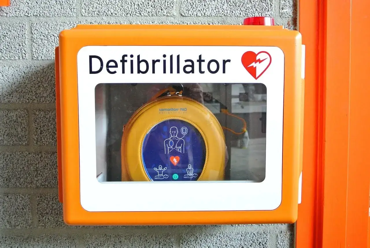 Pomarańczowa obudowa AED z napisem 