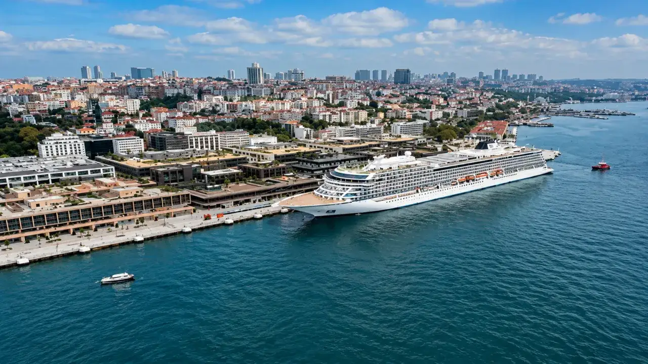Grande nave da crociera attraccata al terminal crociere Istanbul, con la città sullo sfondo.