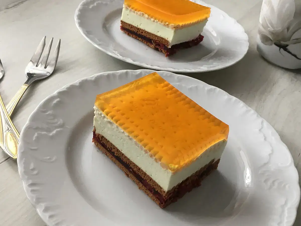 Pyszne ciasto z warstwą mascarpone i galaretką, idealne na deser. Czy można połączyć mascarpone z galaretką? Tak, i to z takim efektem!