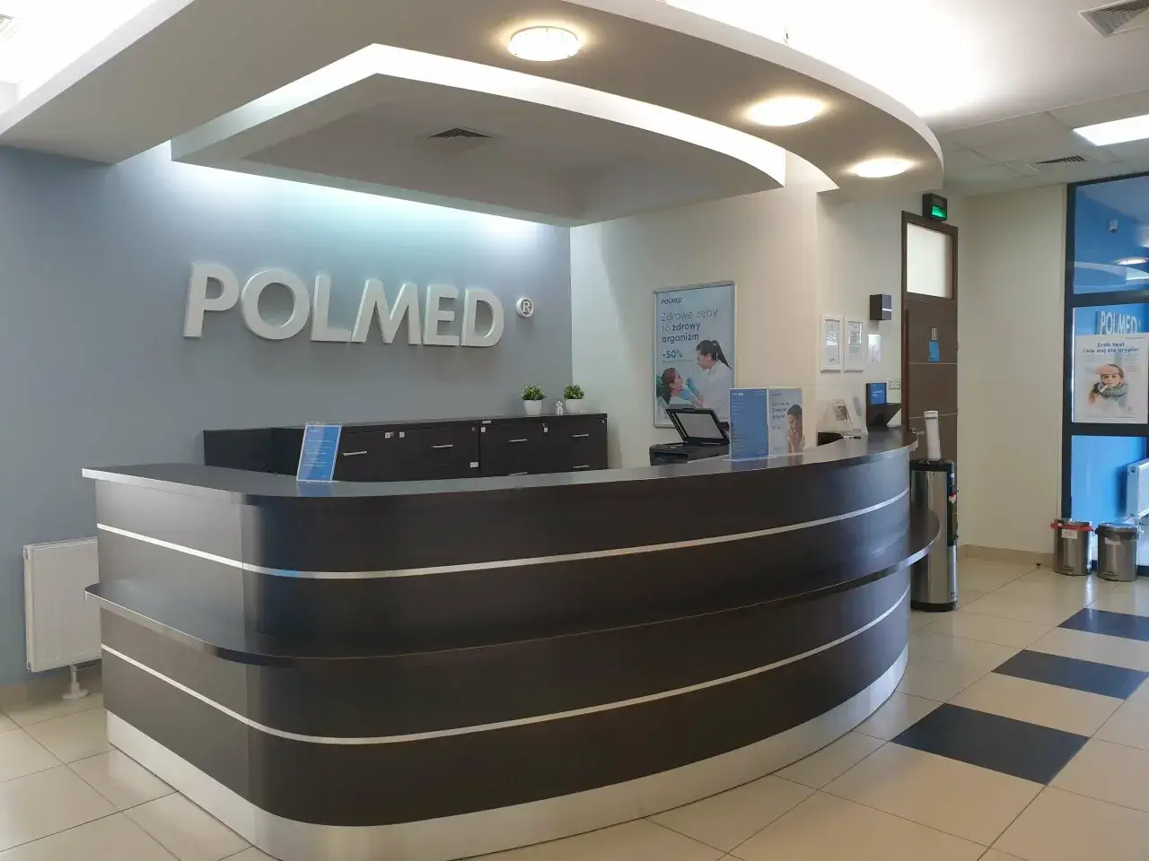 Recepcja w prywatnym centrum medycznym POLMED w Poznaniu.