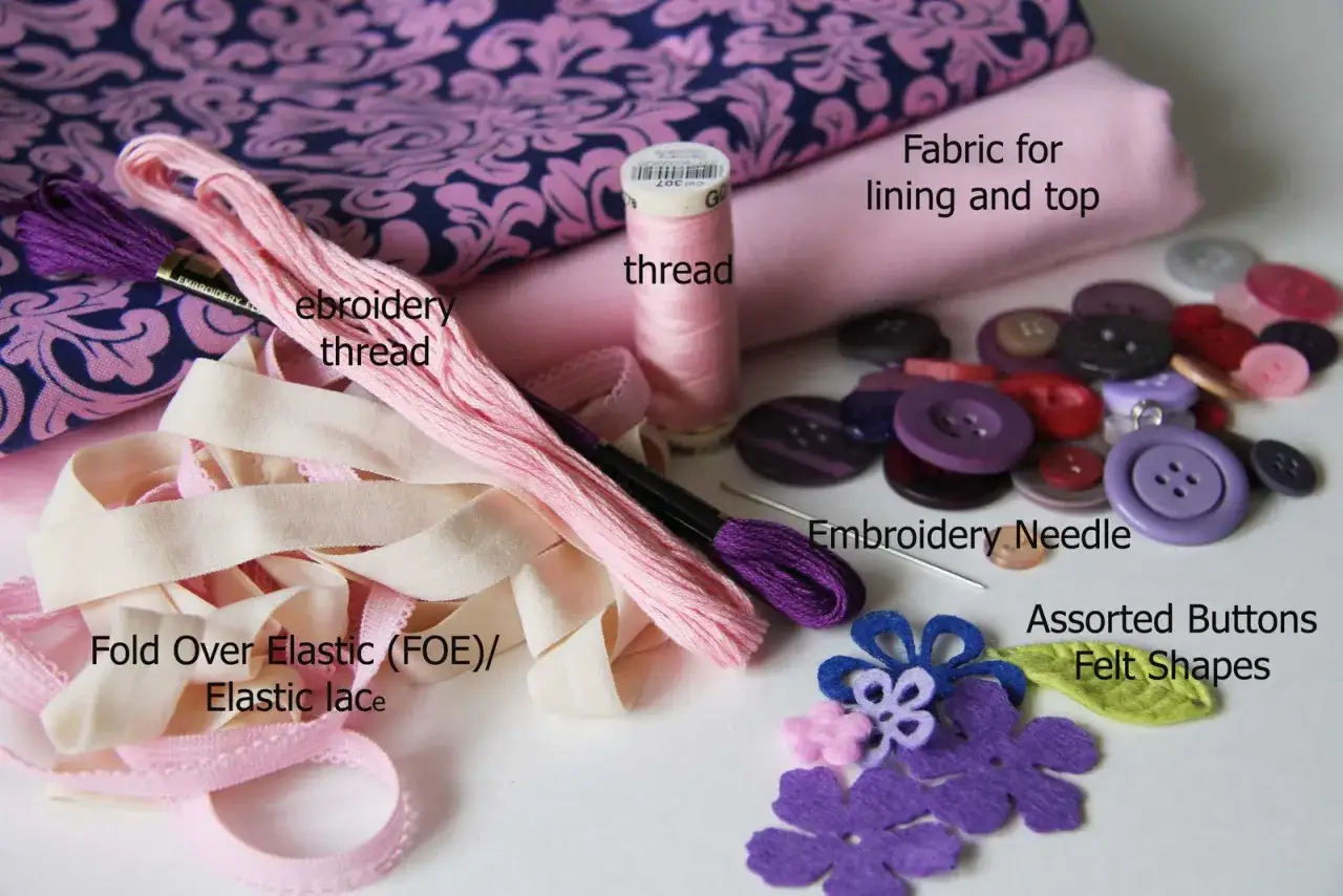 Materiales para crear diademas: telas, hilos, elásticos, botones y fieltro.