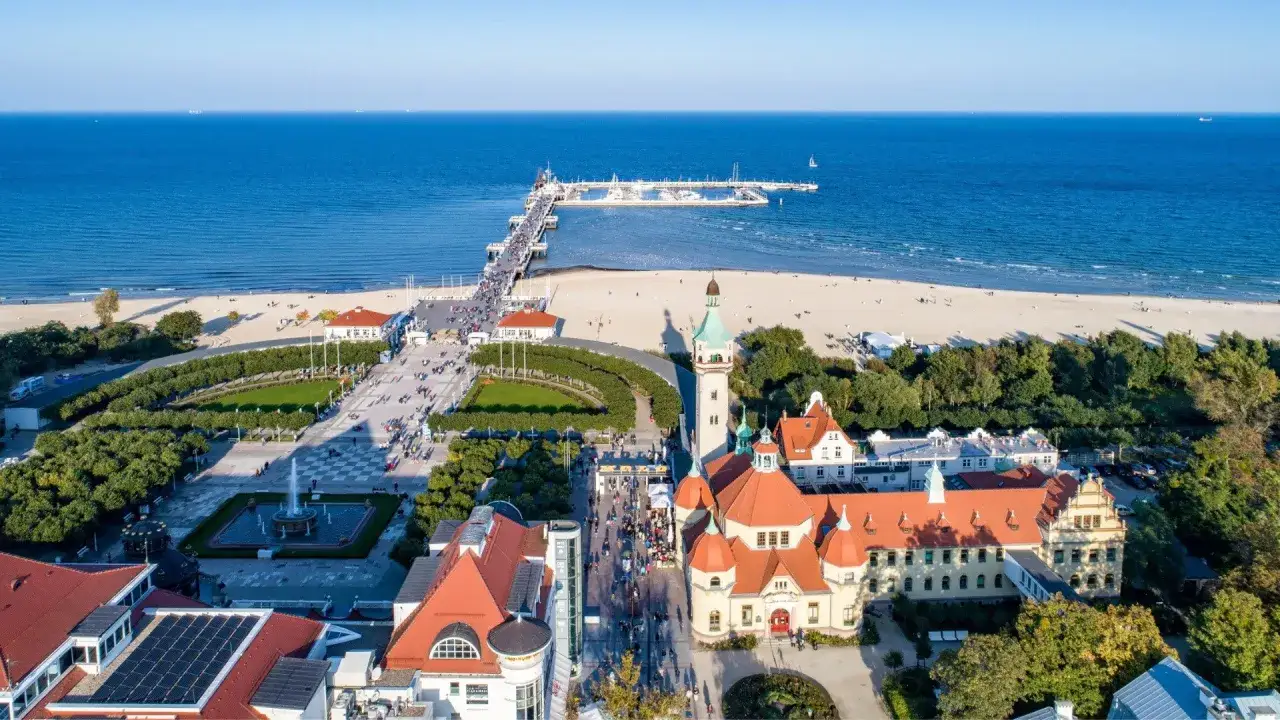 Sopot, perła Tr&oacute;jmiasta, Polska. Długie molo, plaża i zabytkowe budynki nad Bałtykiem.