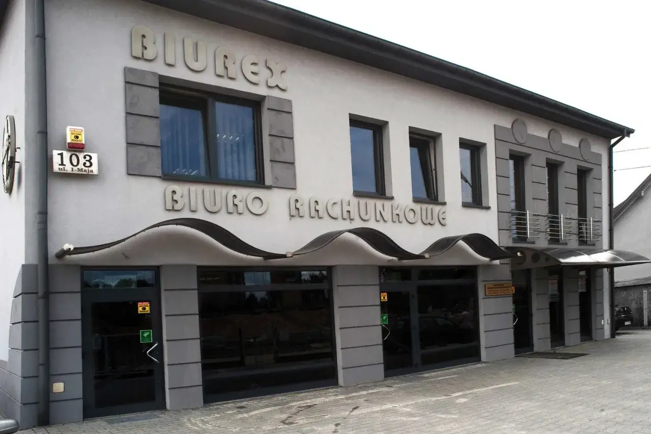 Budynek biura rachunkowego BIUREX z napisem 
