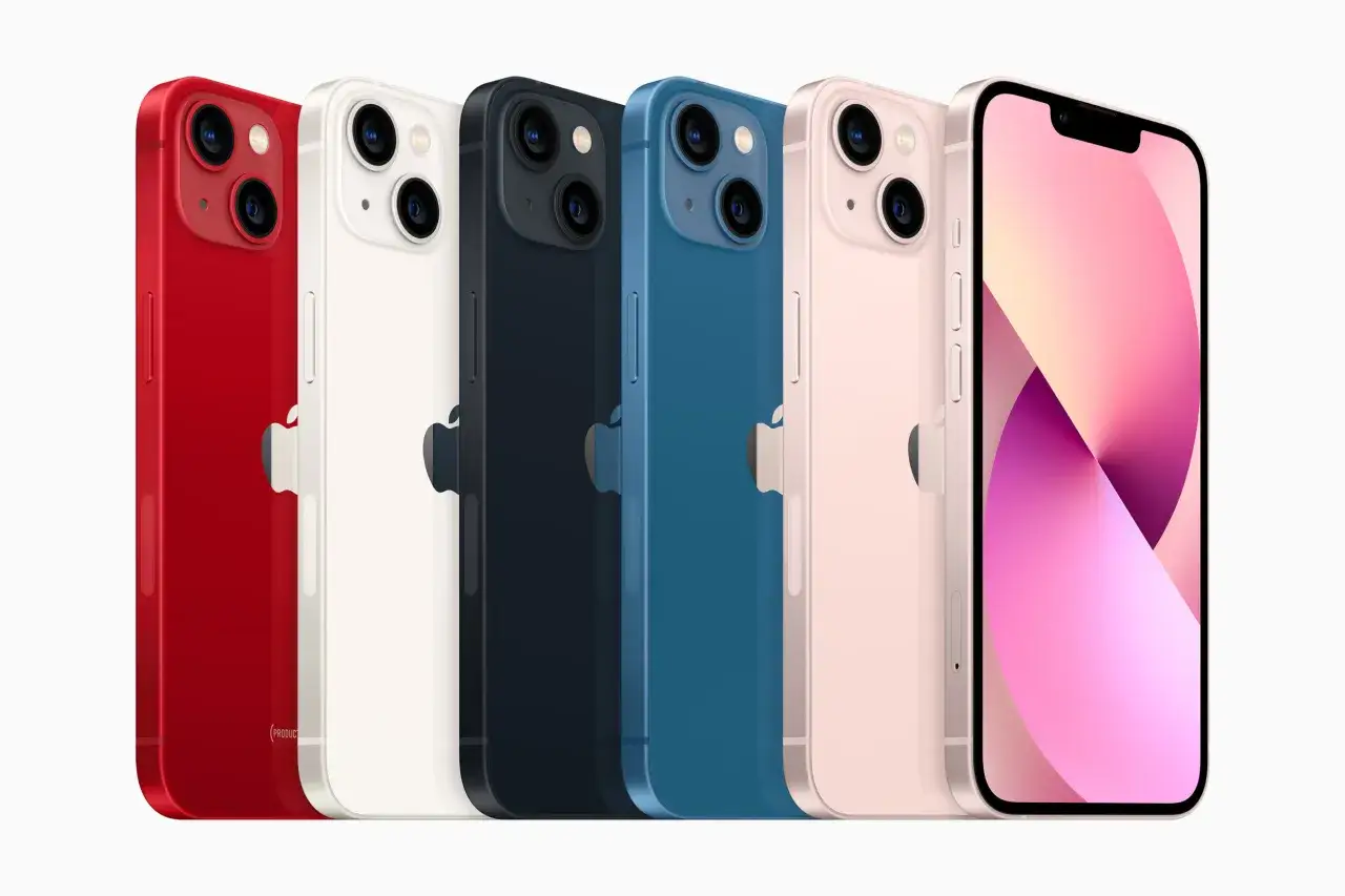 Pięć iPhone'ów 13 w różnych kolorach: czerwony, biały, granatowy, niebieski i różowy. Kiedy wyszedł iPhone 13, był dostępny w tych stylowych barwach.