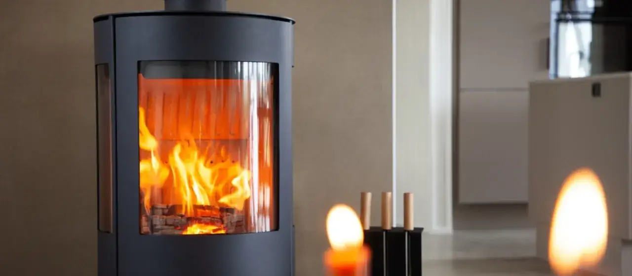 Moderner Kaminofen mit sichtbarem Feuer, erfüllt BIMSCHV Stufe 2. Gemütliches Ambiente mit warmem Licht.