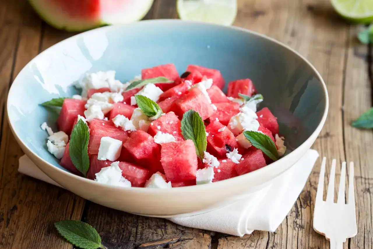 Frischer Wassermelonen-Feta-Salat mit Minze in einer Sch&uuml;ssel