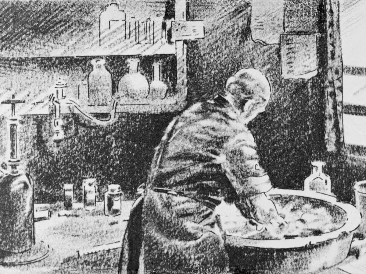 Badacz w laboratorium bada, czy zapalenie oskrzeli jest zaraźliwe. W tle stoją butelki i sprzęt laboratoryjny.