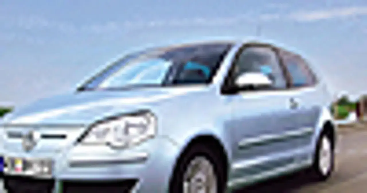 Jasny Volkswagen Polo BlueMotion, samochód oszczędny i ekologiczny, co oznacza bluemotion.