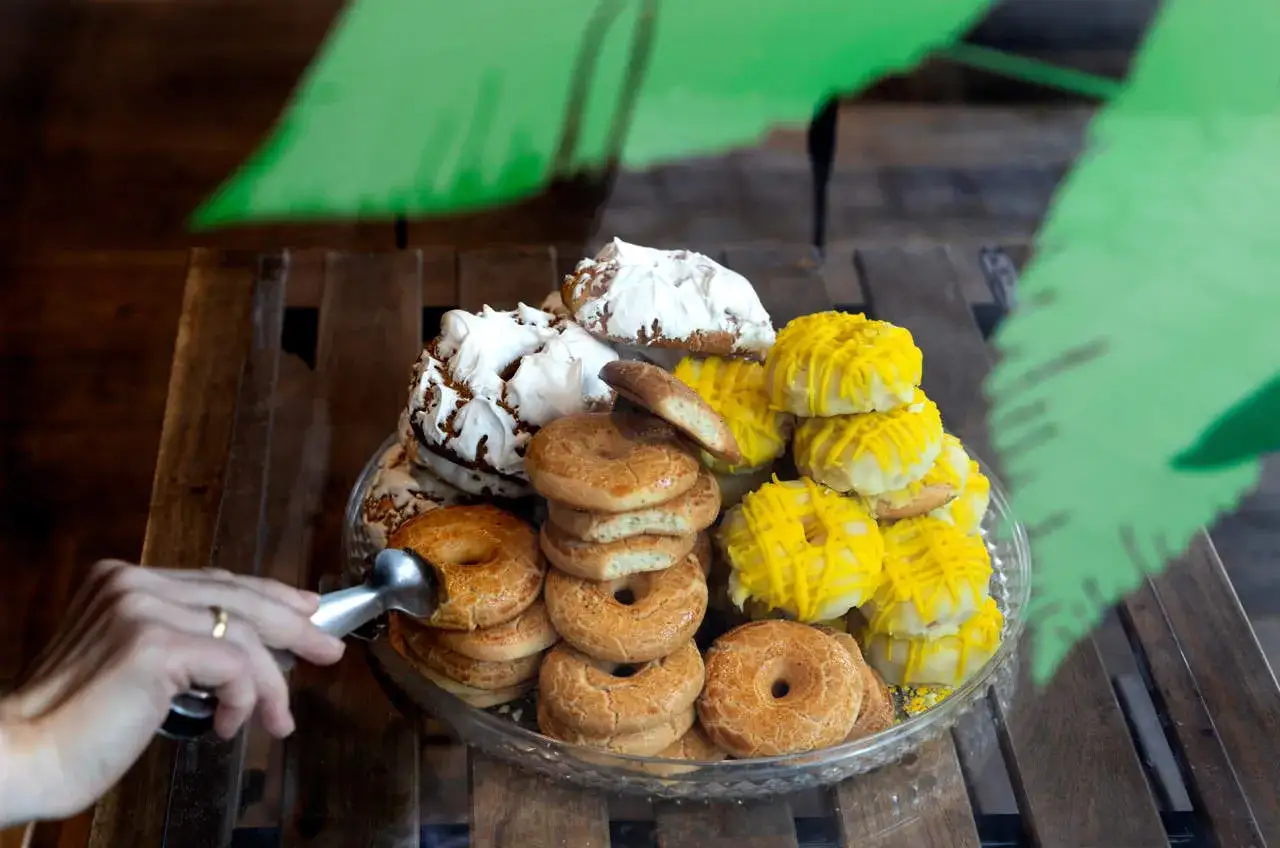 Variedad de tipos de rosquillas: doradas, con merengue y glaseadas de amarillo.