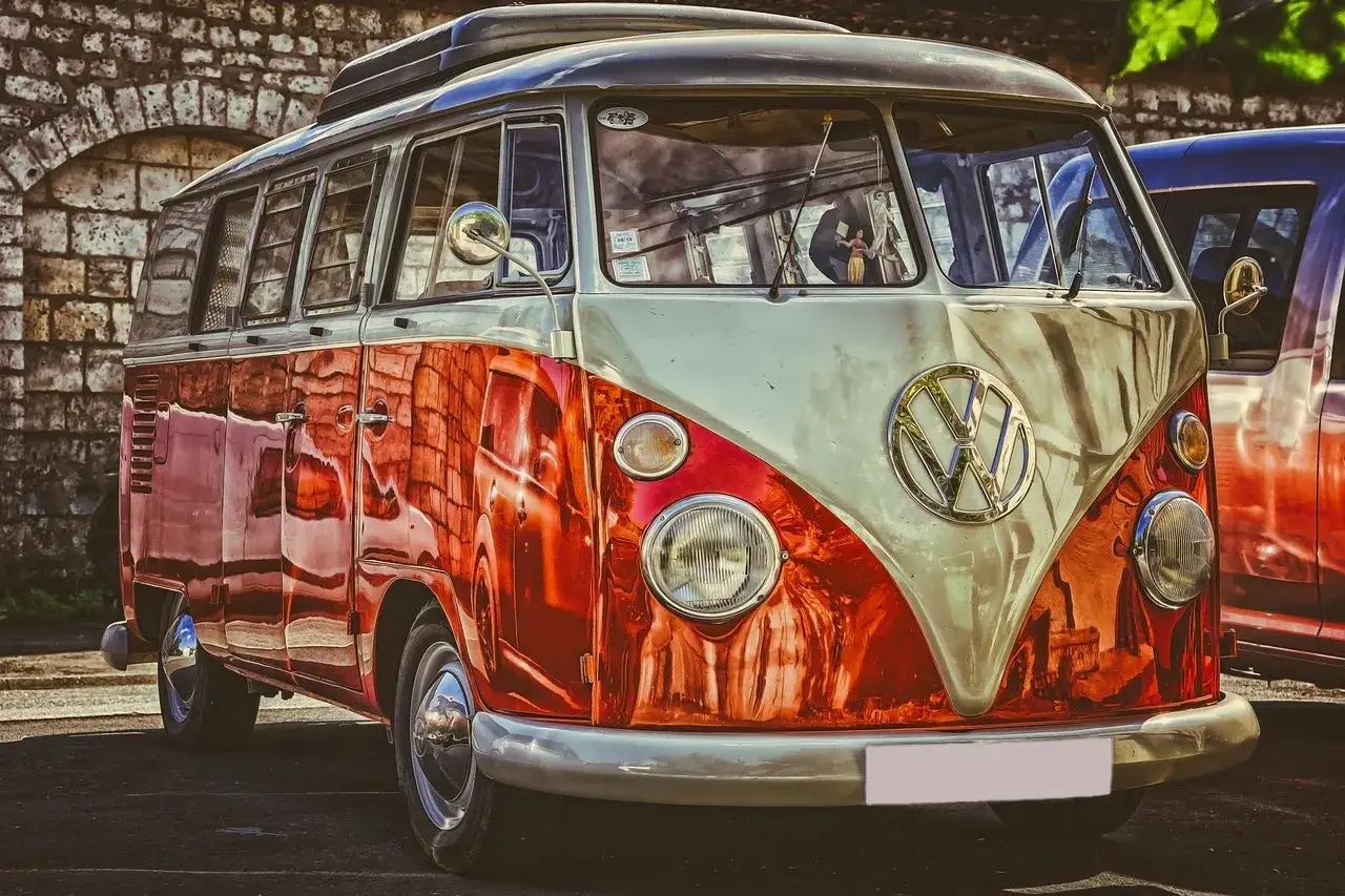 Jak zaplanować logistykę powrotu z wesela? Transport i bezpieczeństwo gości to klucz do udanej imprezy. Ten klasyczny VW Bus może być stylowym rozwiązaniem.
