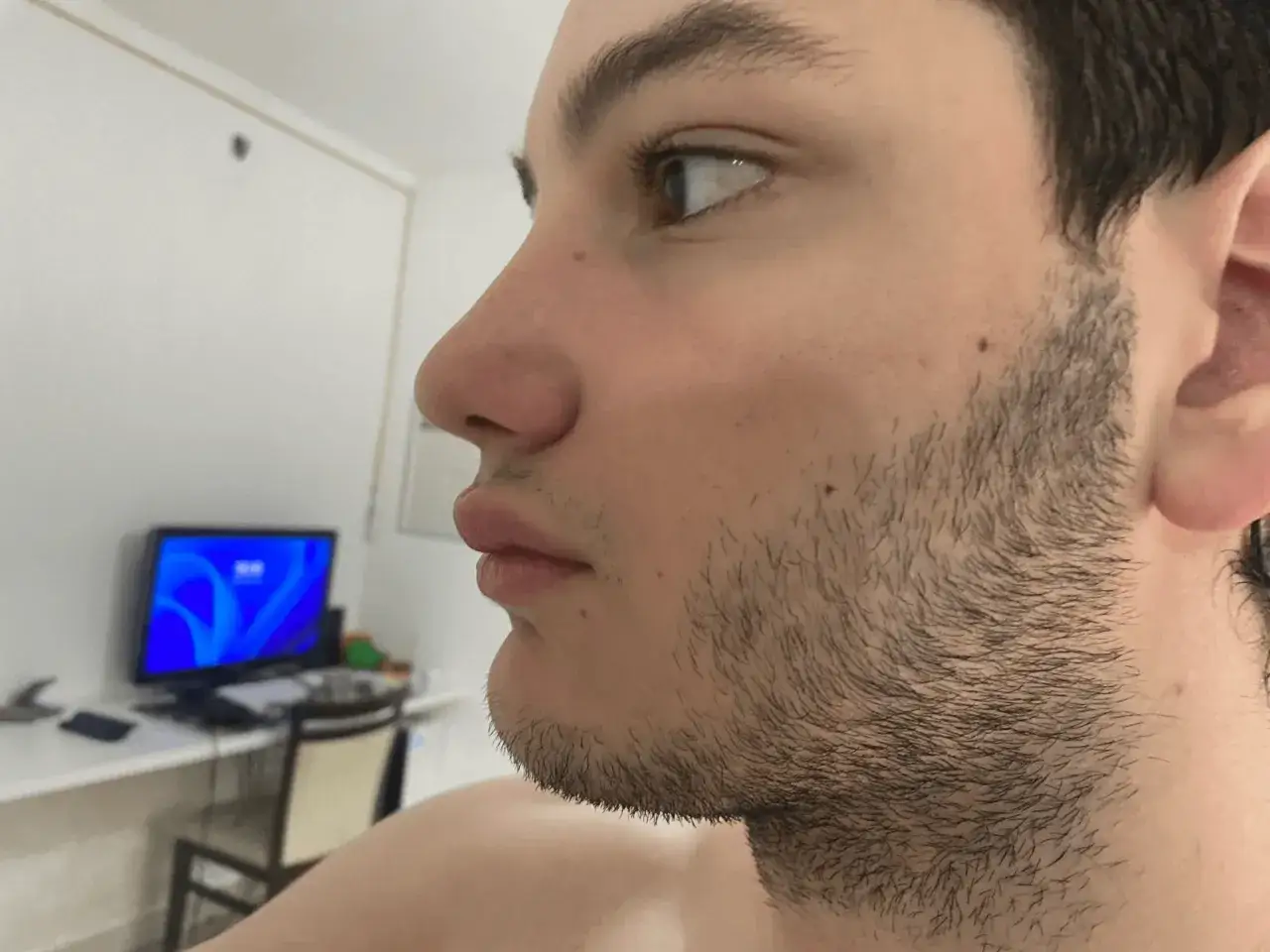 Perfil de un hombre con barba incipiente. La imagen muestra la barba de unos d&iacute;as, ideal para ver cuanto tarda en crecer el pelo con cuchilla.