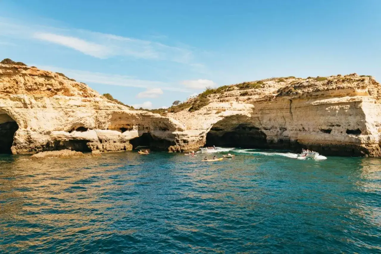 Utforska grottor och klippor vid havet, ett perfekt portugal resmål för kajakpaddling och båtturer.