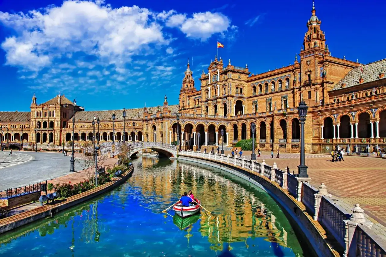 Bootsfahrt auf dem Kanal vor der Plaza de Espa&ntilde;a, ein Wahrzeichen von Spanien.