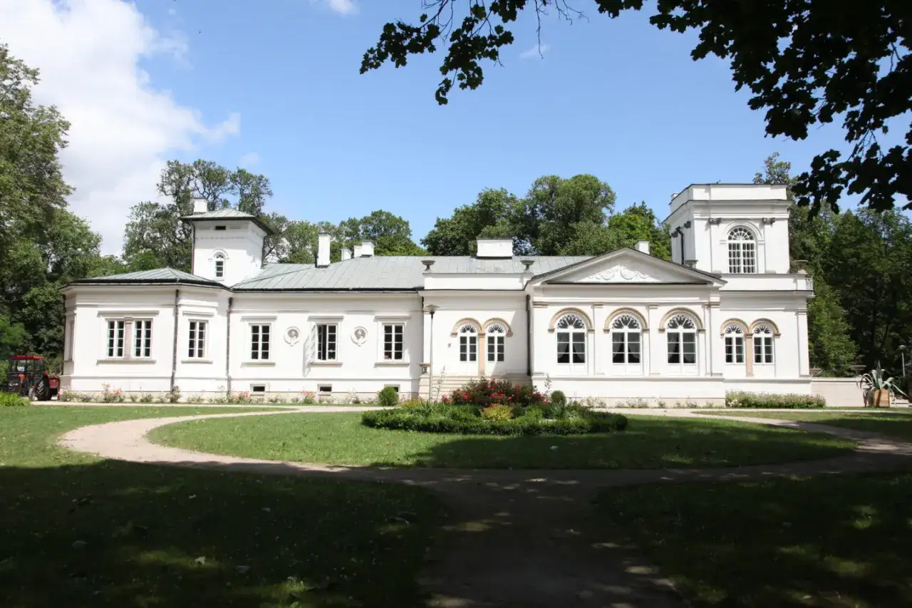 Biały dworek z wieżyczkami i ozdobnym ogrodem. Wspaniałe orońsko atrakcje czekają na zwiedzających.