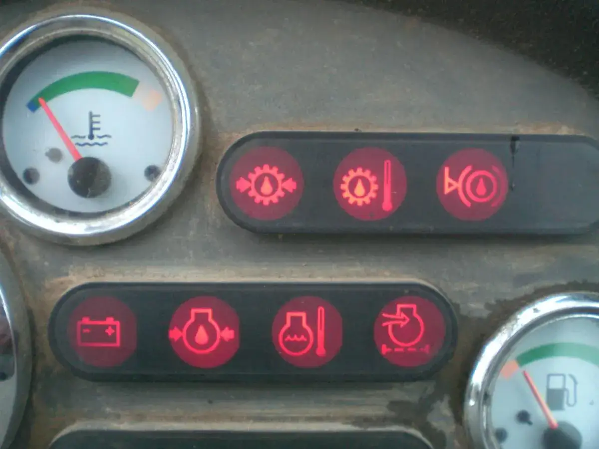 Kontrolka oleju hydraulicznego świeci się, obok wskaźnika temperatury i ładowania.