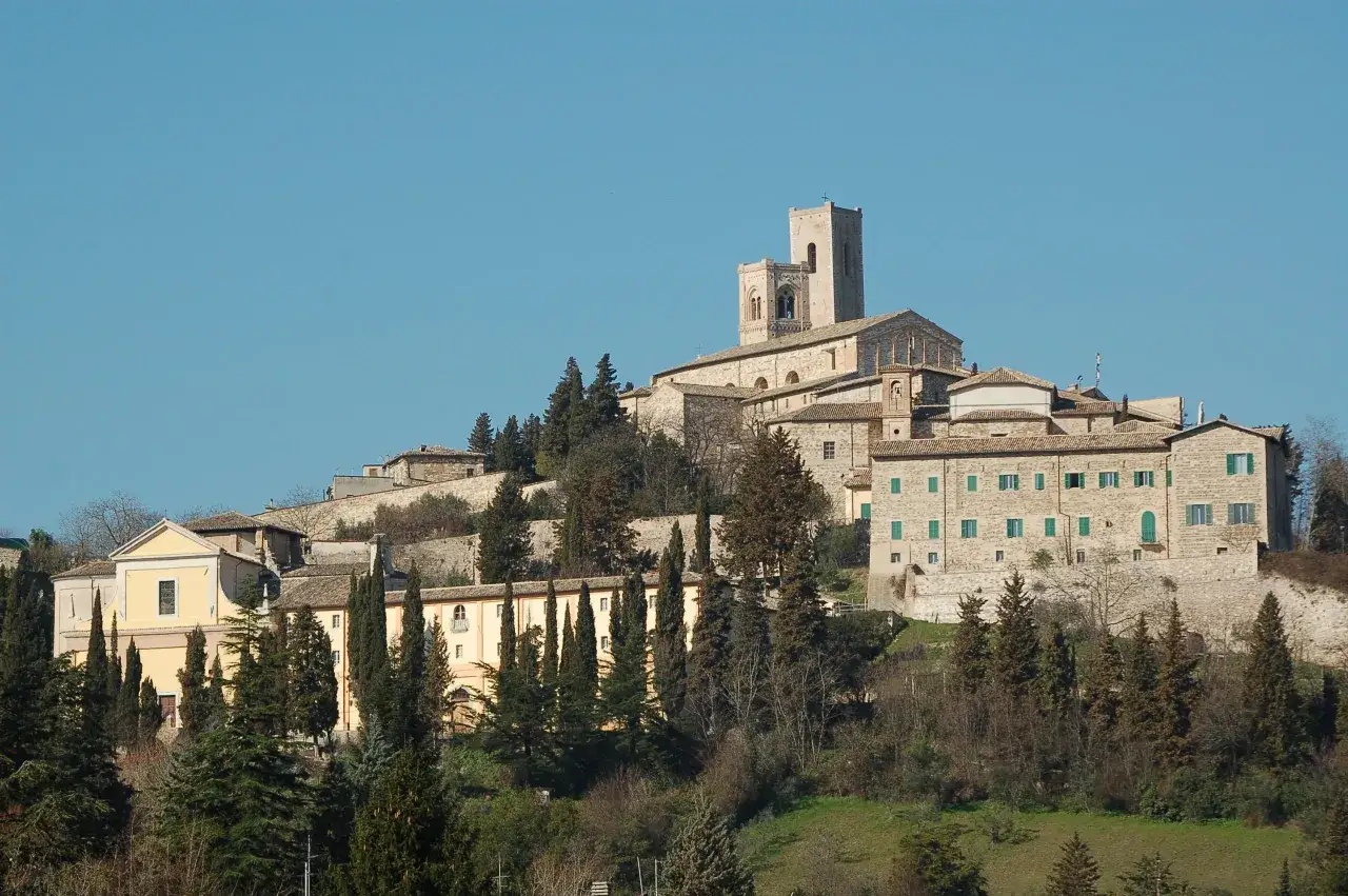 Borgo medievale con chiese e palazzi in pietra, immerso nel verde. Un luogo ideale per percorrere il cammino dei forti.