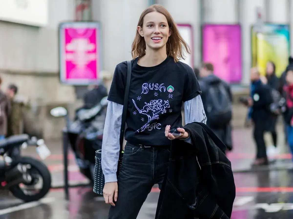 modischer Lagenlook mit einem Langarmshirt unter einem T-Shirt oder offenen Hemd