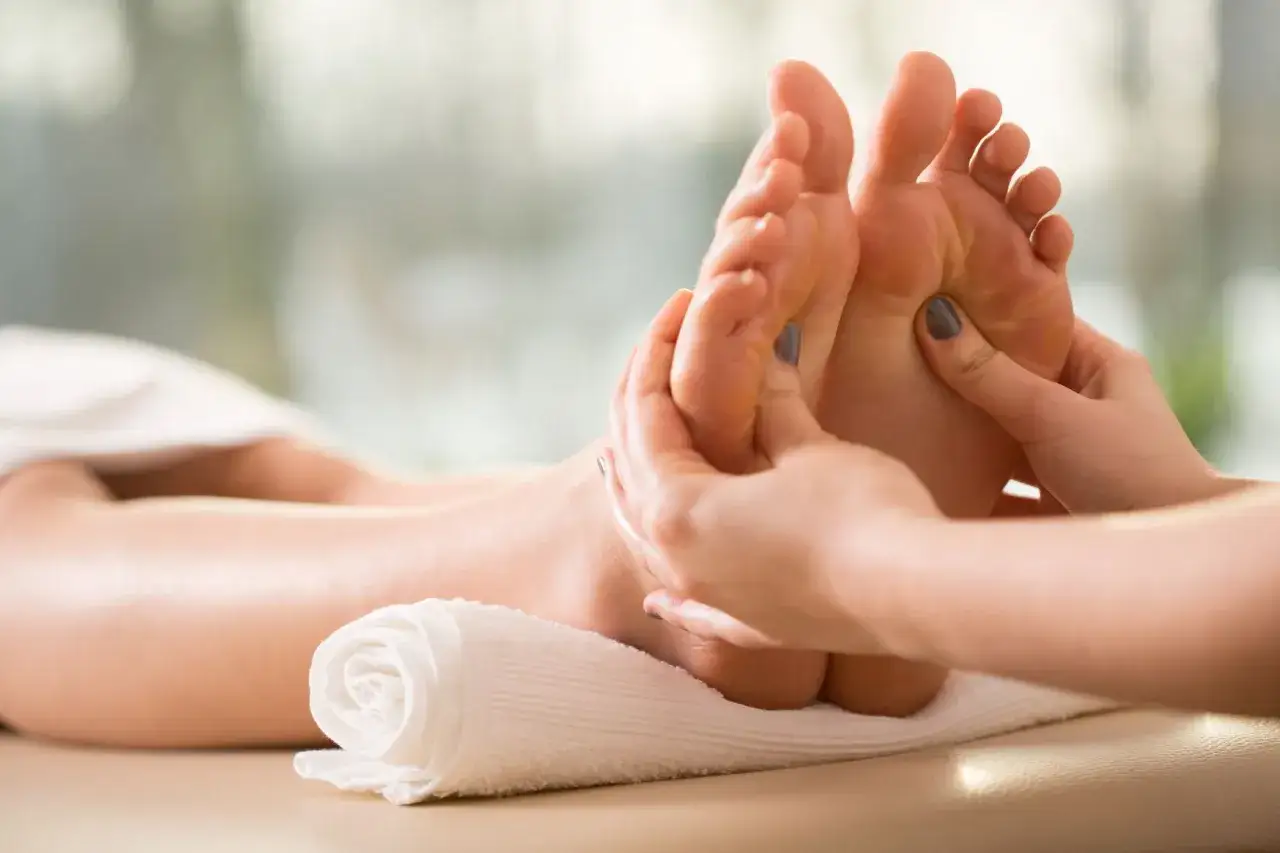 Un massage relaxant des pieds, procurant une sensation de fourmillement agréable.