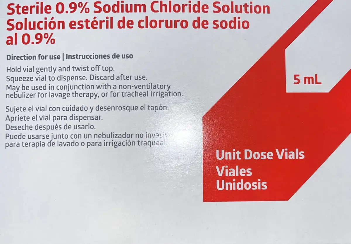 Soluzione salina sterile 0.9% in fiale monodose da 5 mL, ideale per aerosol e irrigazioni.