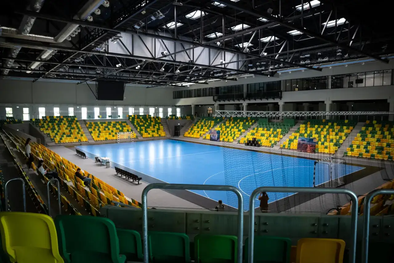 Hala sportowa pełna kibiców piłki ręcznej w Polsce