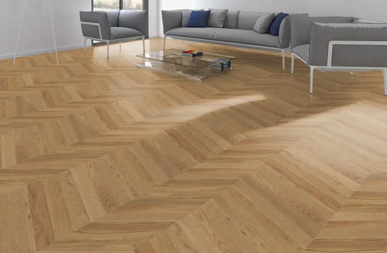 Elegante salón con suelo de madera de espiga, uno de los tipos de parquet más clásicos.