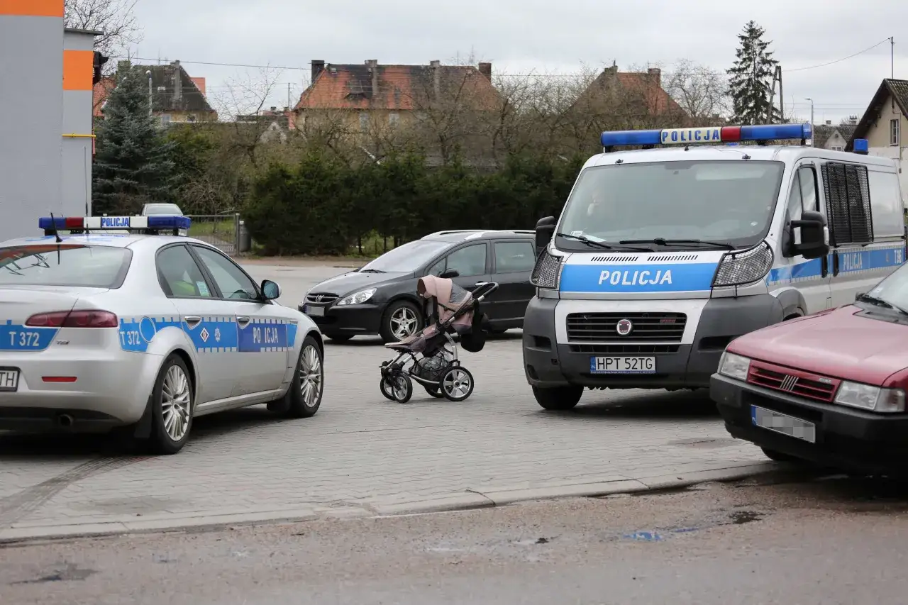Wypadek na pasach: policja bada okoliczności potrącenia dziewczynki. Wózek dziecięcy na miejscu zdarzenia.